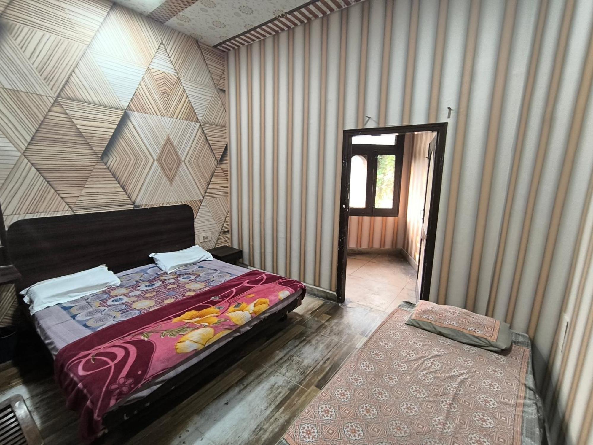 Hotel Jogi Guest House Welcome All Families, Friends, Groups, Couples, Singles Fully Airconditioner, Attach Washrooms, Lift, Wifi, 24 Hours Room Service, Power Backup Амритсар Экстерьер фото