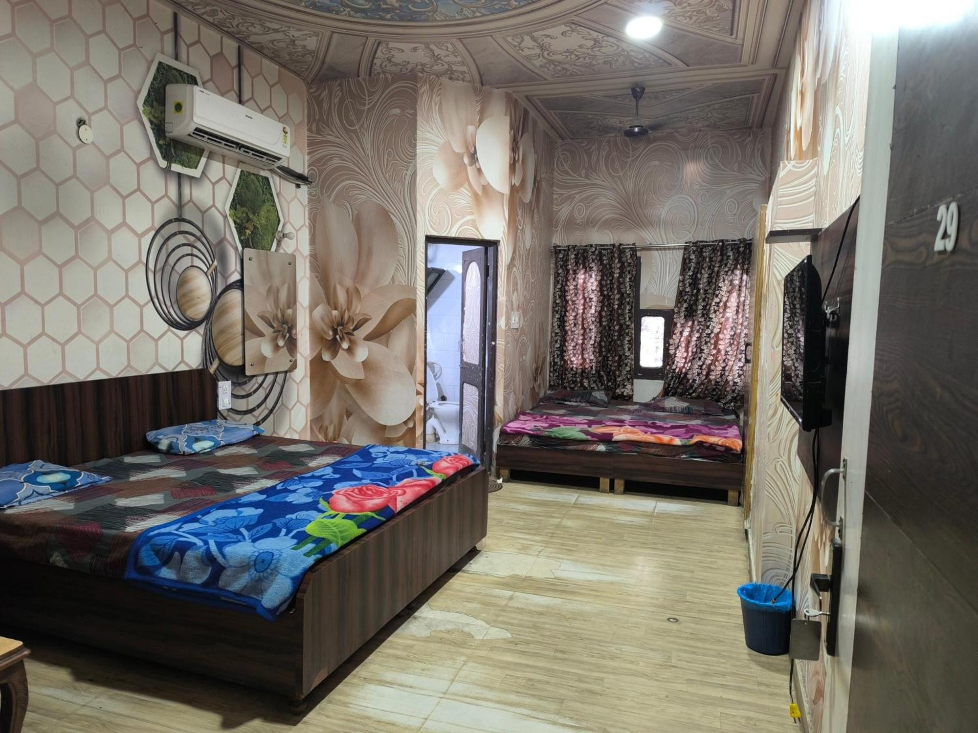 Hotel Jogi Guest House Welcome All Families, Friends, Groups, Couples, Singles Fully Airconditioner, Attach Washrooms, Lift, Wifi, 24 Hours Room Service, Power Backup Амритсар Экстерьер фото