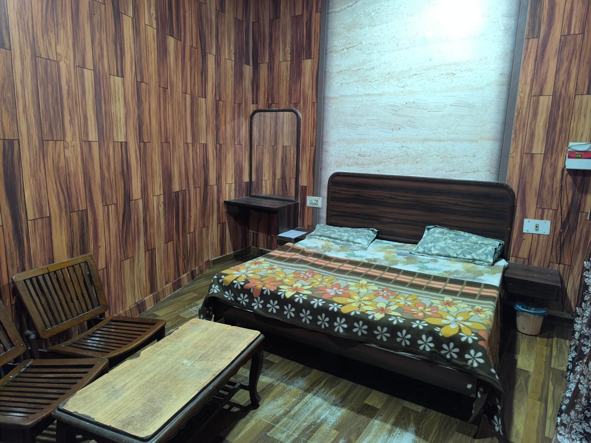 Hotel Jogi Guest House Welcome All Families, Friends, Groups, Couples, Singles Fully Airconditioner, Attach Washrooms, Lift, Wifi, 24 Hours Room Service, Power Backup Амритсар Экстерьер фото