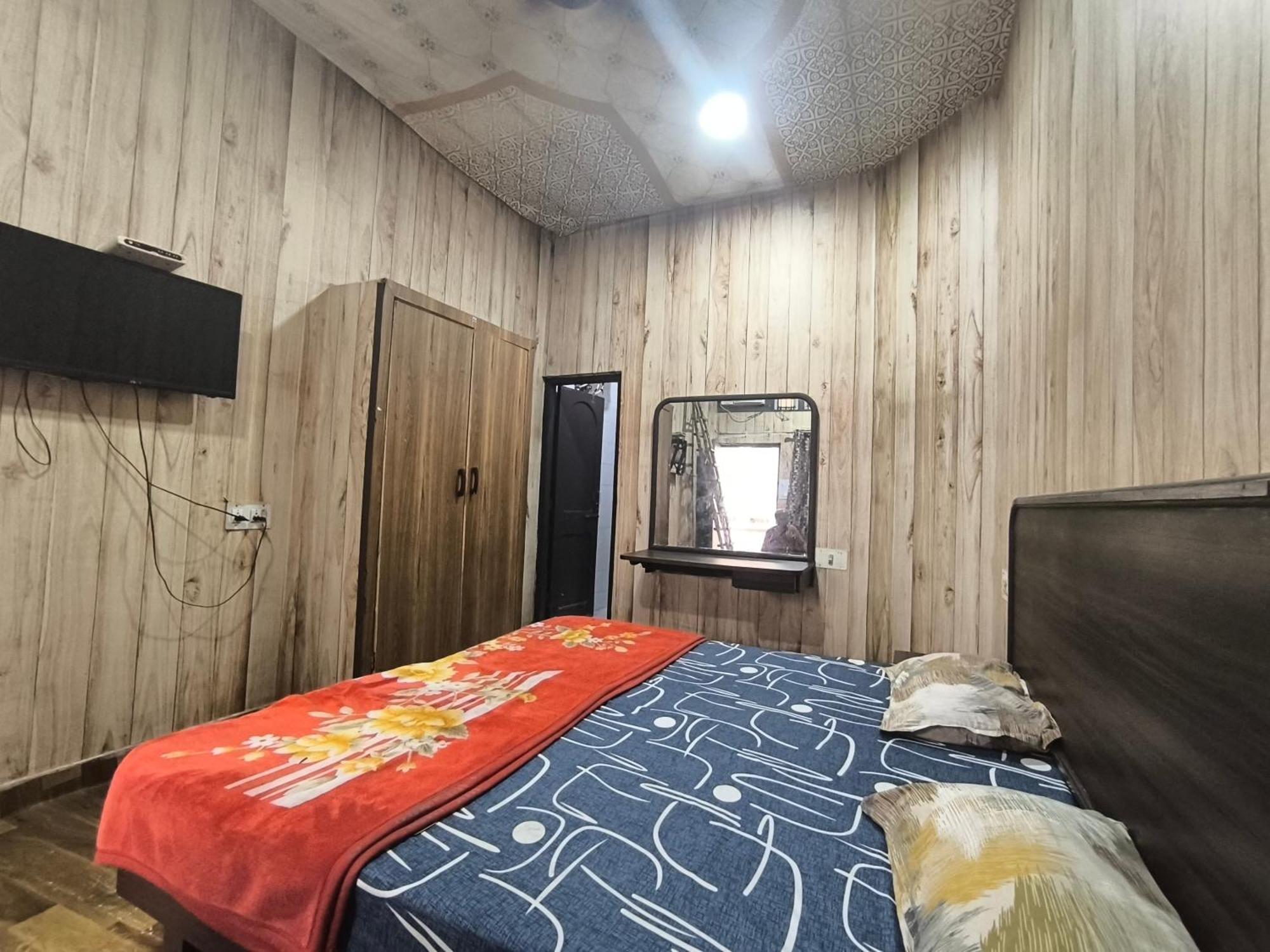 Hotel Jogi Guest House Welcome All Families, Friends, Groups, Couples, Singles Fully Airconditioner, Attach Washrooms, Lift, Wifi, 24 Hours Room Service, Power Backup Амритсар Экстерьер фото