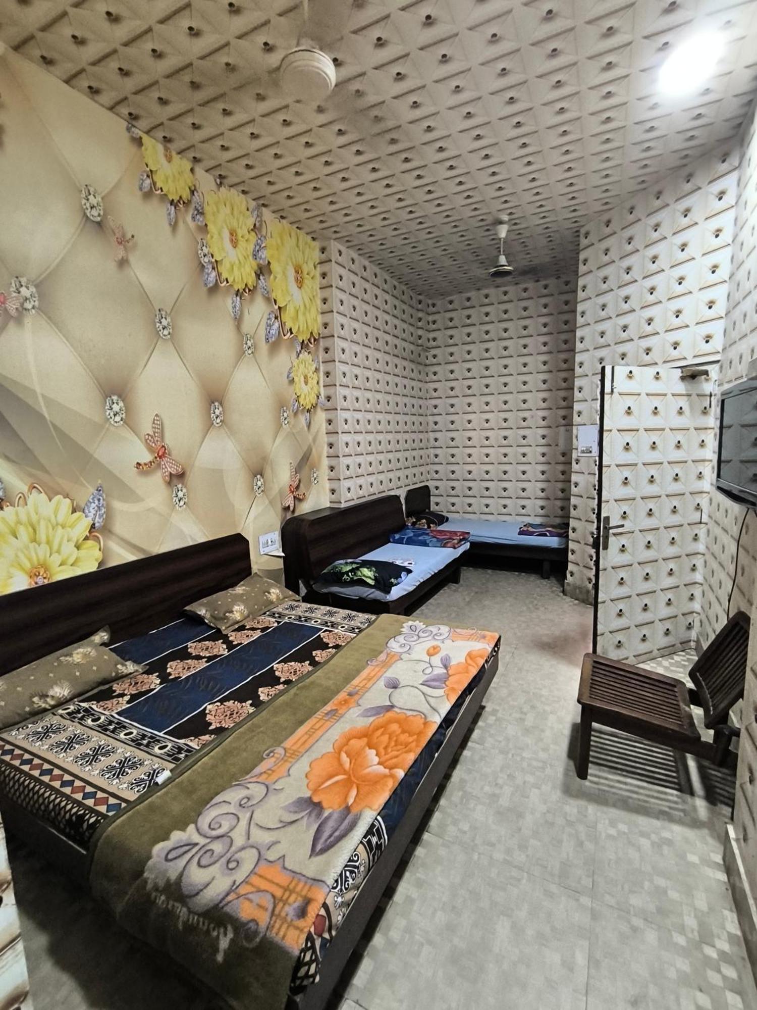 Hotel Jogi Guest House Welcome All Families, Friends, Groups, Couples, Singles Fully Airconditioner, Attach Washrooms, Lift, Wifi, 24 Hours Room Service, Power Backup Амритсар Экстерьер фото