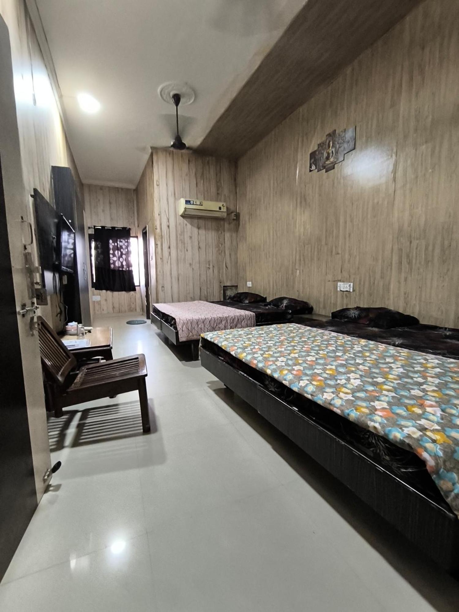 Hotel Jogi Guest House Welcome All Families, Friends, Groups, Couples, Singles Fully Airconditioner, Attach Washrooms, Lift, Wifi, 24 Hours Room Service, Power Backup Амритсар Номер фото